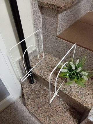 Separadores de ropa metálicos blancos