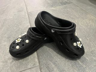 Zuecos Crocs negros con adornos 