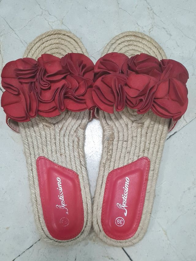 Sandalias flores rojas