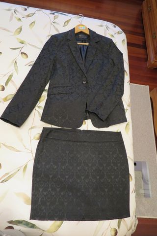 Traje chaqueta y falda negro estampado