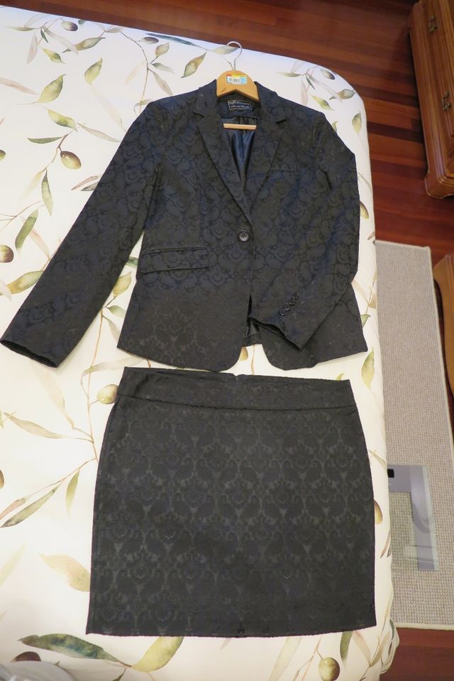 Traje chaqueta y falda negro estampado