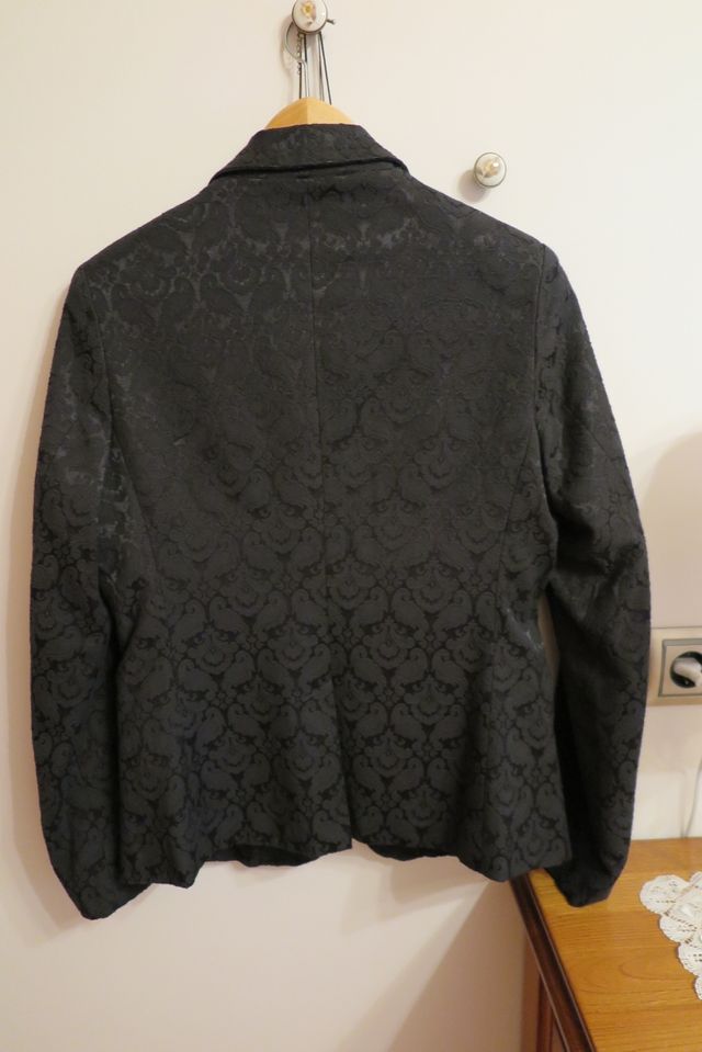 Traje chaqueta y falda negro estampado