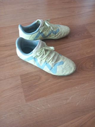 Botas de fútbol amarillas y azules Marca