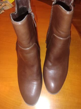 Botines de tacón marrones de piel 