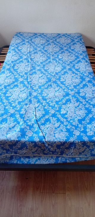 Colchón de tela azul con estampado floral