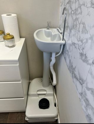 Lavabo portátil de cerámica y plástico