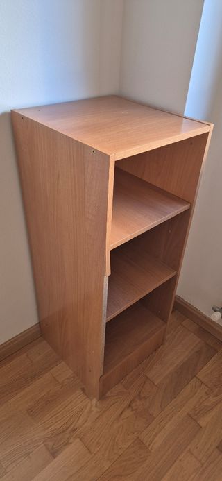 Mueble de madera con 3 baldas