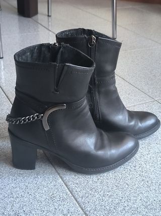 Stivaletti n.35 in pelle neri con catena