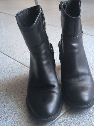 Stivaletti n.35 in pelle neri con catena