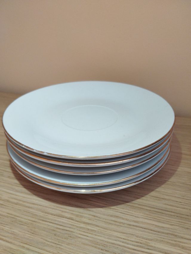 Piatti in porcellana cinese placcati in oro.