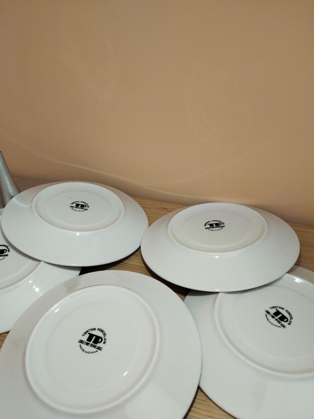 Piatti in porcellana cinese placcati in oro.