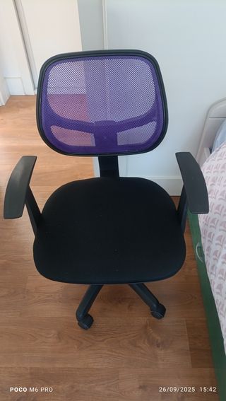 Silla de estudio negra y morada