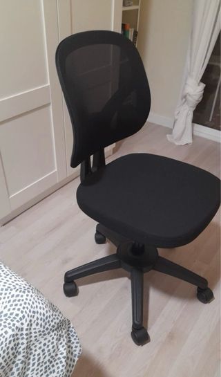 Sedia e scrivania ergonomiche da ufficio nere