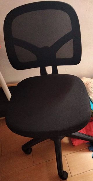 Sedia e scrivania ergonomiche da ufficio nere