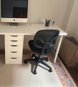 Sedia e scrivania ergonomiche da ufficio nere