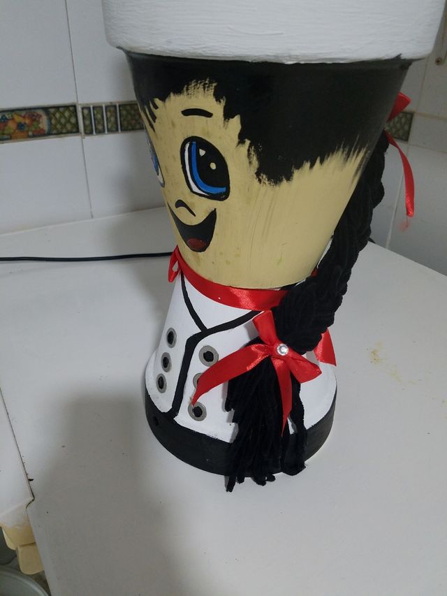 Vasi da fiori in terracotta decorati