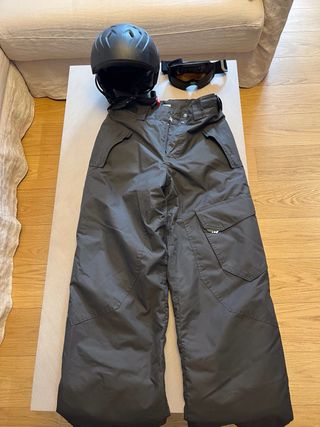 Pantalón y casco de esquí