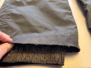 Pantalón y casco de esquí