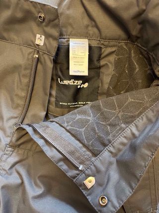 Pantalón y casco de esquí