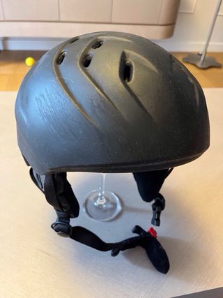 Pantalón y casco de esquí