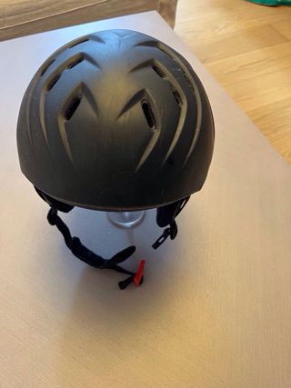 Pantalón y casco de esquí