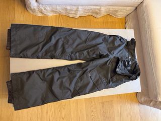 Pantalón y casco de esquí