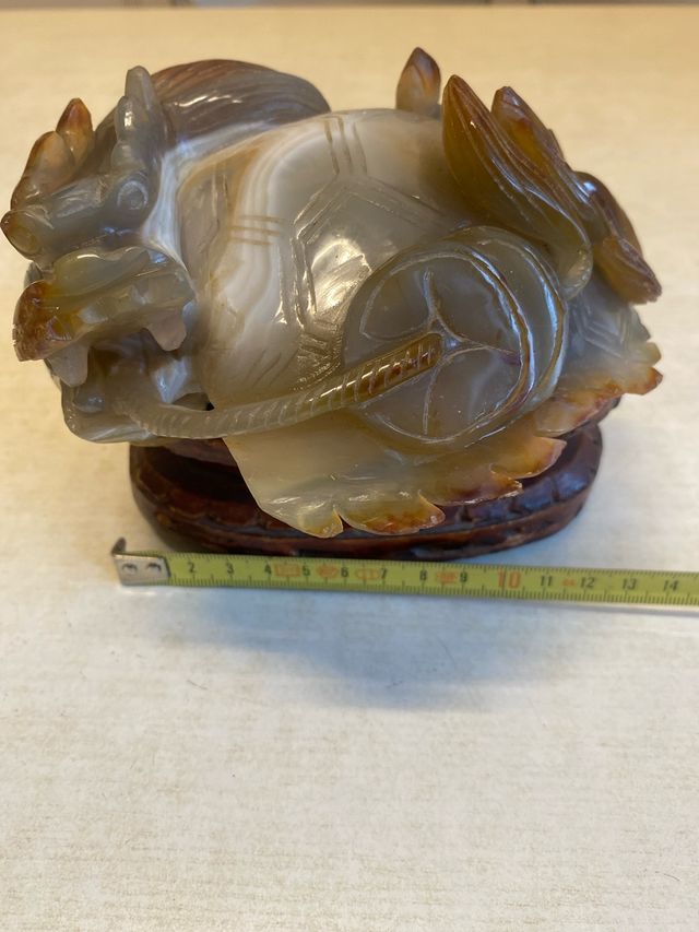 Drago scolpito in agata