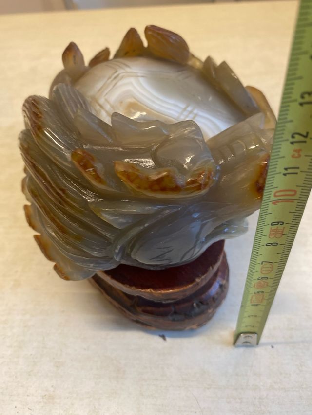 Drago scolpito in agata