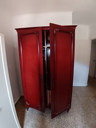 Armario de madera rojo