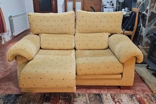 2 sofás amarillos mostaza de 2 plazas