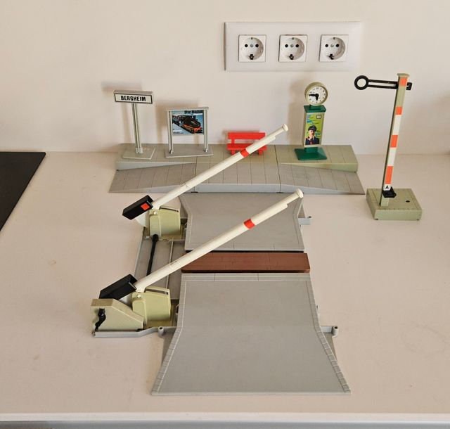 Playmobil. Apeadero, paso a nivel y accesorios