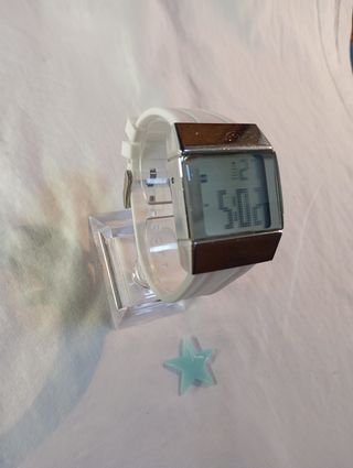 Reloj Digital Plata y Blanco