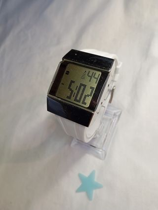 Reloj Digital Plata y Blanco