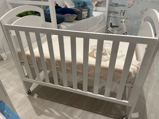Cuna de bebé blanca con osito