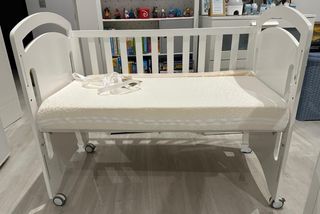 Cuna de bebé blanca con osito