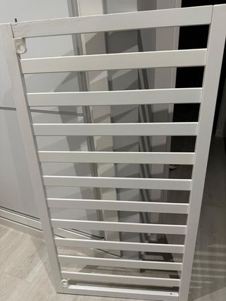 Cuna de bebé blanca con osito