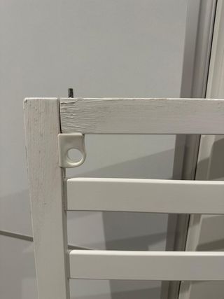 Cuna de bebé blanca con osito