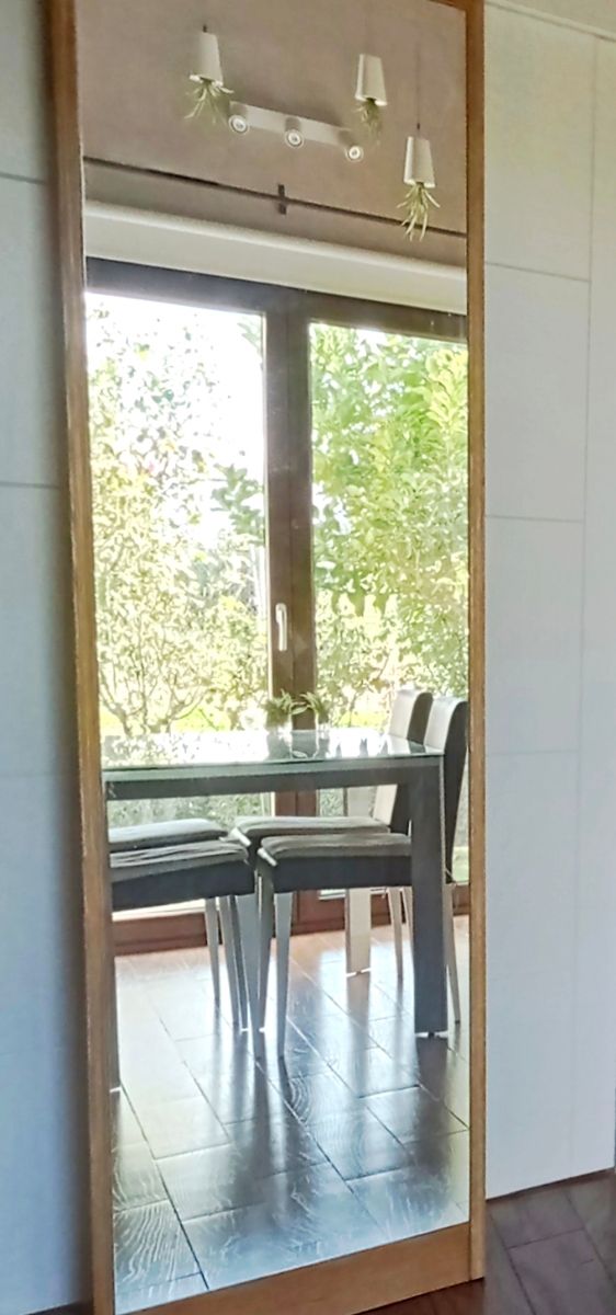 Gran espejo de pie con marco de madera