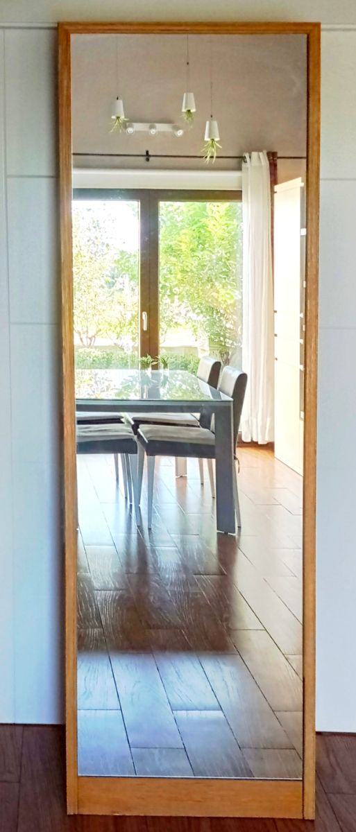 Gran espejo de pie con marco de madera