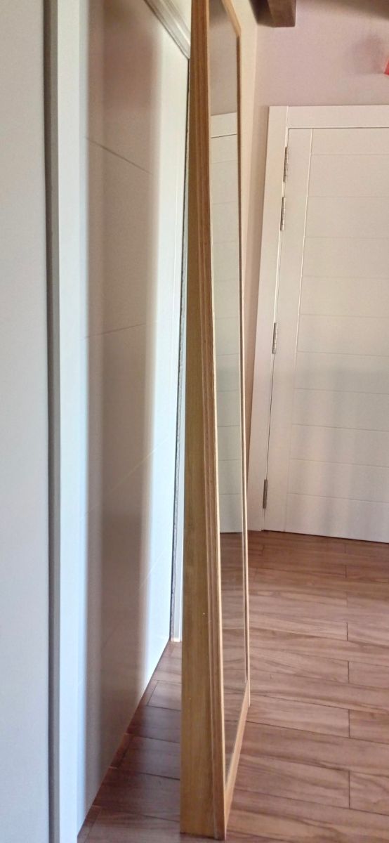 Gran espejo de pie con marco de madera