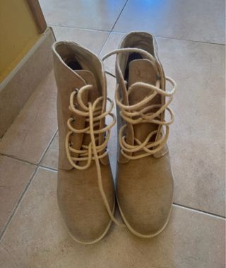 Botines altos beige con cordones