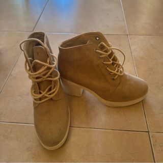Botines altos beige con cordones