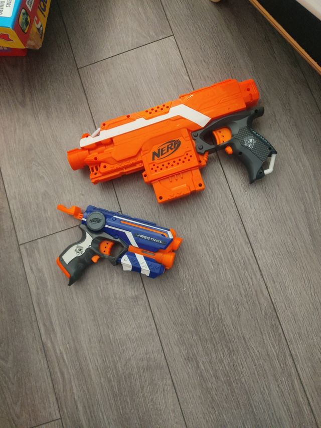 Pistolas Nerf Firestrike y otra