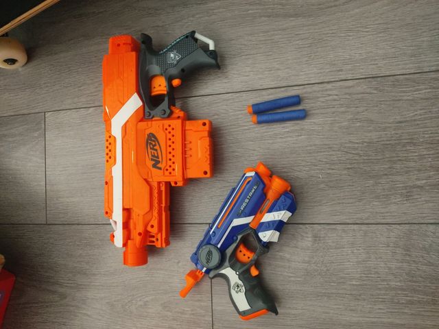 Pistolas Nerf Firestrike y otra