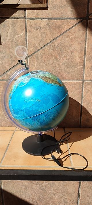 Globo terráqueo iluminado