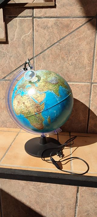 Globo terráqueo iluminado