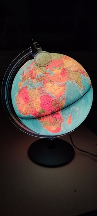 Globo terráqueo iluminado