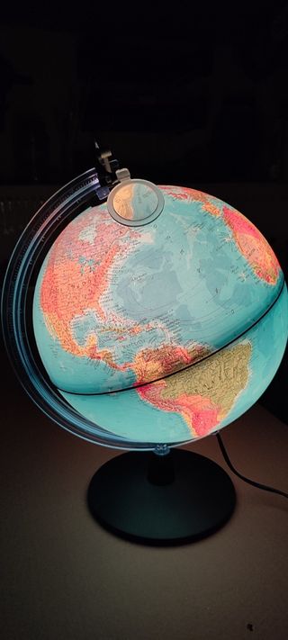 Globo terráqueo iluminado