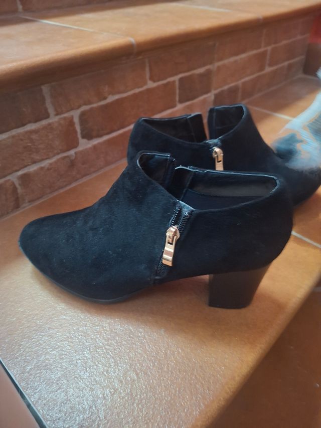 Botines negros con cremallera