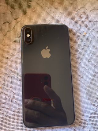 iPhone X Negro con funda roja